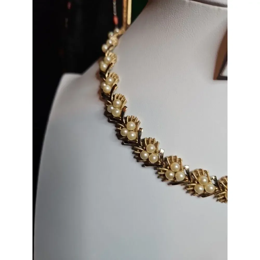 VINTAGE CROWN TRIFARI SIGNED FAUX PEARL BRUSHED AND GOLD TONE NECKLACE - Picture 3 of 13